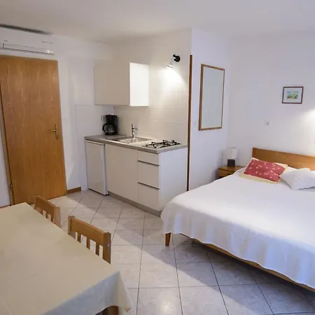 Apartments Alba - Studio Apartment Jasmine * 로비니